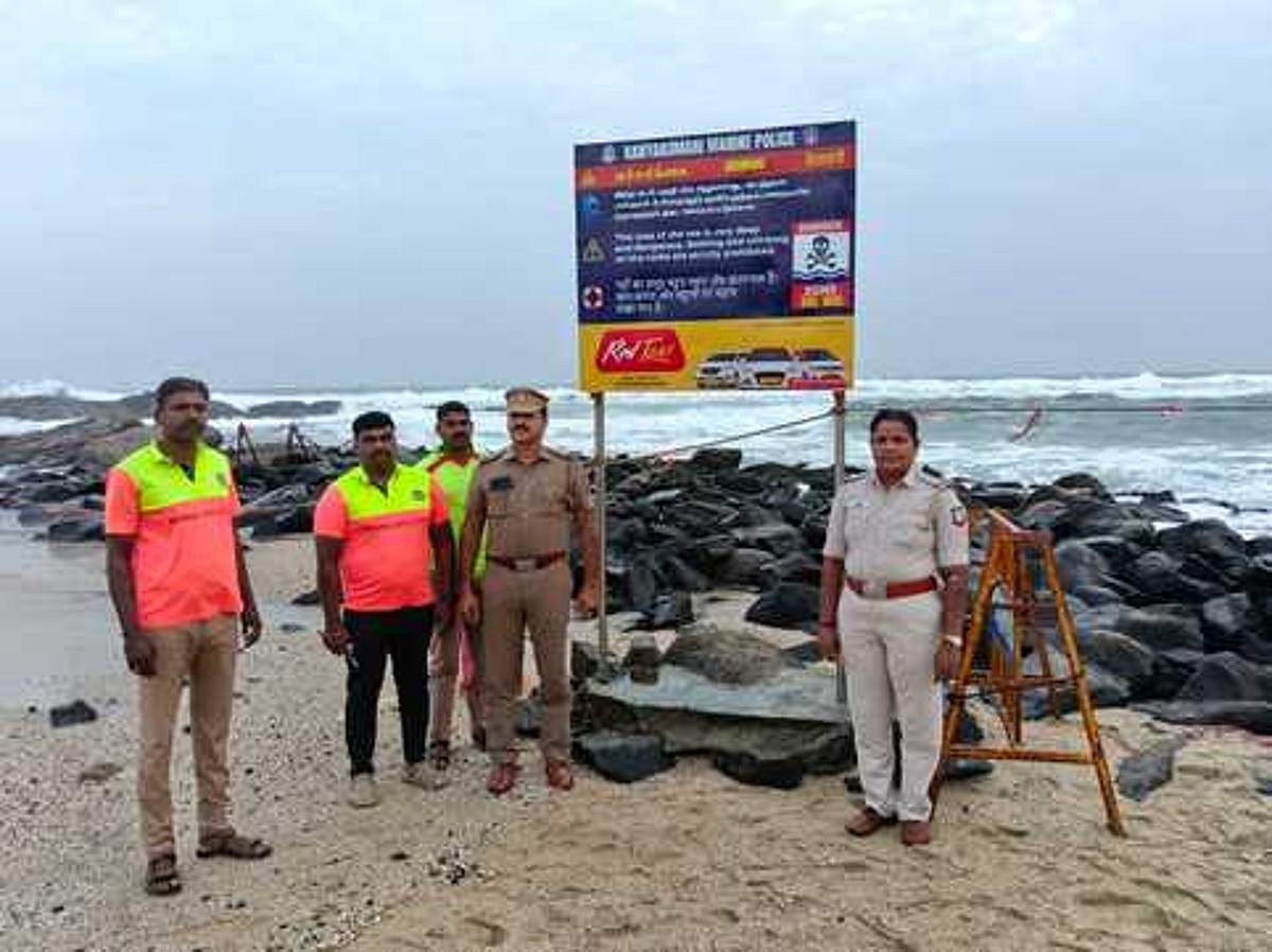 முக்கடல் சங்கமத்தில் எச்சரிக்கை பலகை