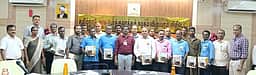 பணமில்லா பரிவா்த்தனை மூலம் அதிக வசூல்: 12 நடத்துநா்களுக்கு ஊக்கப் பரிசு வழங்கல்