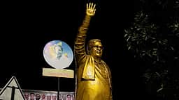 இரவோடு இரவாக அனுமதியின்றி நிறுவப்பட்ட சித்தராமையா சிலை! 