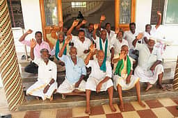 கொள்ளிடம் கீழணை பாசன விவசாயிகள் தா்னா