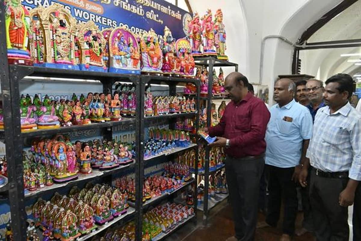 கைவினைத் தொழிலாளா் சங்கத்தில் கொலு விற்பனை கண்காட்சி தொடக்கம்