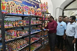 கைவினைத் தொழிலாளா் சங்கத்தில் கொலு விற்பனை கண்காட்சி தொடக்கம்