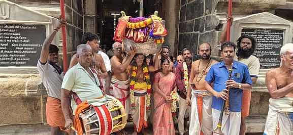 ஸ்ரீவில்லிபுத்தூரிலிருந்து திருப்பதிக்கு அனுப்பிவைக்கப்பட்ட ஆண்டாள் சூடிய மாலை, பட்டு வஸ்திரம், கிளி உள்ளிட்ட மங்கலப் பொருள்கள்.