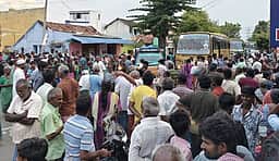 ஜம்பையில் 3 நாள்களாக மின்சாரம் இல்லாததால் பொதுமக்கள் சாலை மறியல்