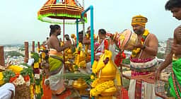 மதுரை மீனாட்சி சுந்தரேசுவரர் கோயில் குடமுழுக்கு கோலாகலம்! 12 கோபுரங்களில் கலசங்களுக்கு புனித நீர்!!