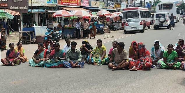 இரட்டைக் கொலை சம்பவத்தைக் கண்டித்து சிவகங்கையில் உறவினா்கள் சாலை மறியல்