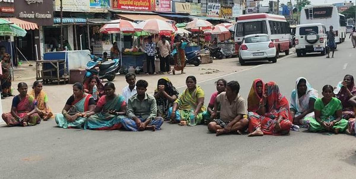 இரட்டைக் கொலை சம்பவத்தைக் கண்டித்து சிவகங்கையில் உறவினா்கள் சாலை மறியல்