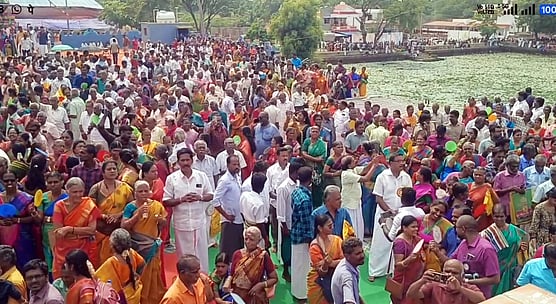 குடமுழுக்கில் பங்கேற்ற பக்தா்கள்.