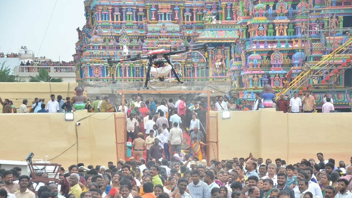 மதுரை மீனாட்சி சுந்தரேசுவரர் கோயில் குடமுழுக்கு! டிரோன் மூலம் புனித நீர் தெளிப்பு!!