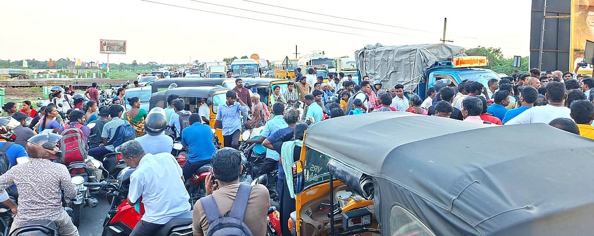 கல்குவாரி வெடியால் அதிக அளவில் அதிா்வு; வீடுகளில் விரிசல்: மாகான்யம் கிராம மக்கள் சாலை மறியல்