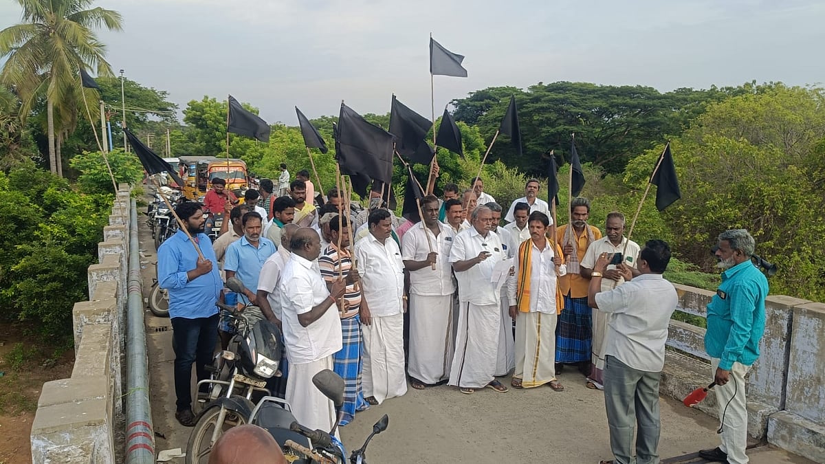 சிப்காட் தொழில் பூங்காவுக்கு நிலம் கையகப்படுத்த எதிர்ப்பு தெரிவித்து போராட்டத்தில் ஈடுபட்ட பொதுமக்கள்.