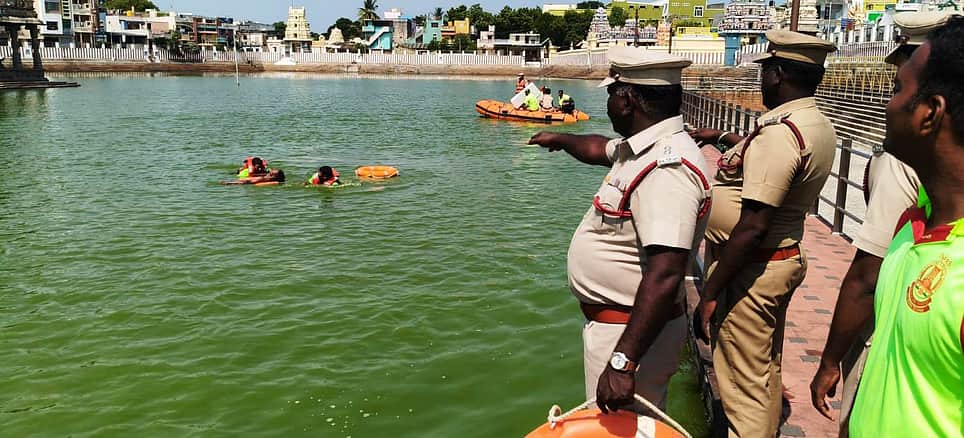 மழைவெள்ள பேரிடா் காலங்களில் நீரில் சிக்கி தவிப்போரை மீட்பது குறித்த தீயணைப்பு துறையினா் ஒத்திகை