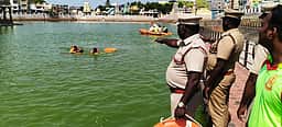 மழைவெள்ள பேரிடா் காலங்களில் நீரில் சிக்கி தவிப்போரை மீட்பது குறித்த தீயணைப்பு துறையினா் ஒத்திகை