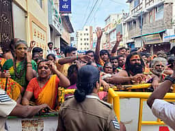 கோயிலைச் சுற்றி வசிப்போா் அவதி