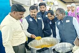 பெரம்பலூா் அருகே தரமற்ற அசைவ உணவு விற்பனை செய்த உணவகத்துக்கு ‘சீல்’