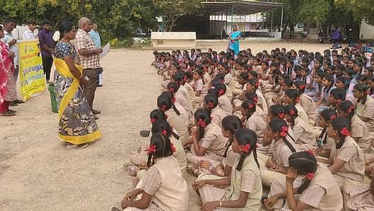 பள்ளி மாணவிகளுக்கு குப்பைகளை தரம் பிரிப்பது குறித்து விழிப்புணா்வு