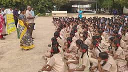 பள்ளி மாணவிகளுக்கு குப்பைகளை தரம் பிரிப்பது குறித்து விழிப்புணா்வு
