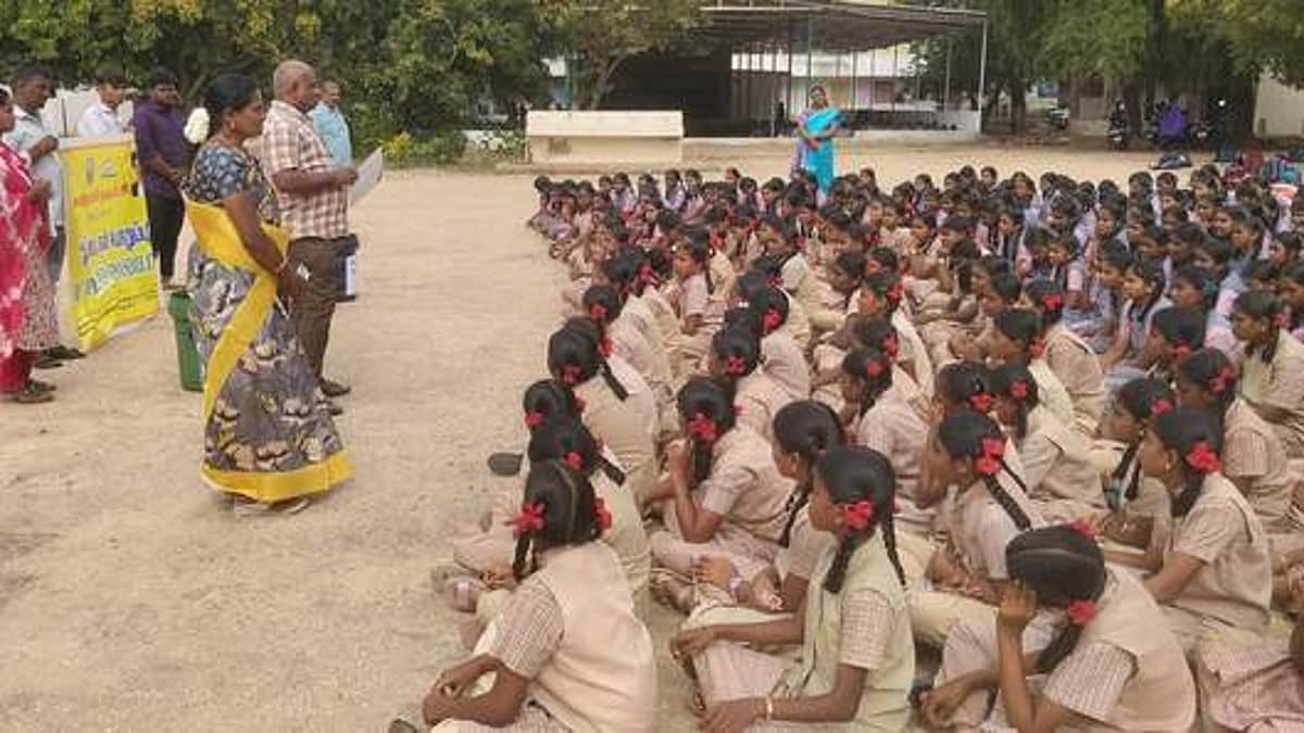 பள்ளி மாணவிகளுக்கு குப்பைகளை தரம் பிரிப்பது குறித்து விழிப்புணா்வு