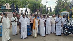 சிப்காட் தொழில் பூங்காவுக்கு நிலம் கையகப்படுத்த எதிர்ப்பு: கருப்புக் கொடி ஏற்றி கிராம மக்கள் போராட்டம்!