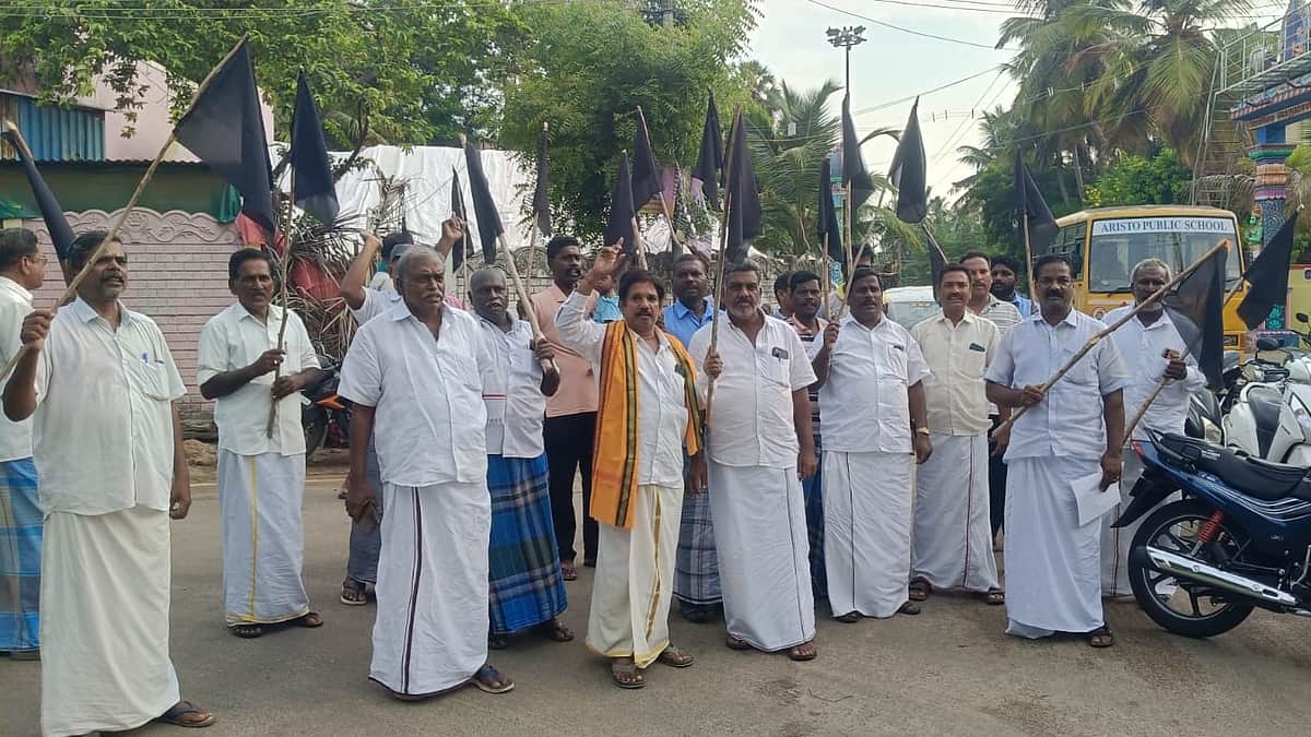 சிப்காட் தொழில் பூங்காவுக்கு நிலம் கையகப்படுத்த எதிர்ப்பு: கருப்புக் கொடி ஏற்றி கிராம மக்கள் போராட்டம்!