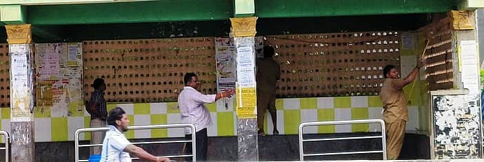 பயணிகள் நிழற்கூடத்தில் விதிமீறி ஒட்டப்பட்ட சுவரொட்டிகள் அகற்றம்