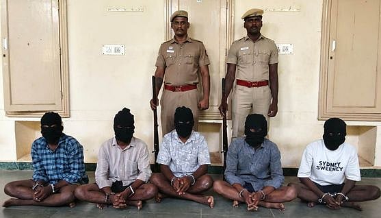 இரட்டைக் கொலை சம்பவத்தில் போலீஸாரால் கைது செய்யப்பட்ட ஐந்து போ்.