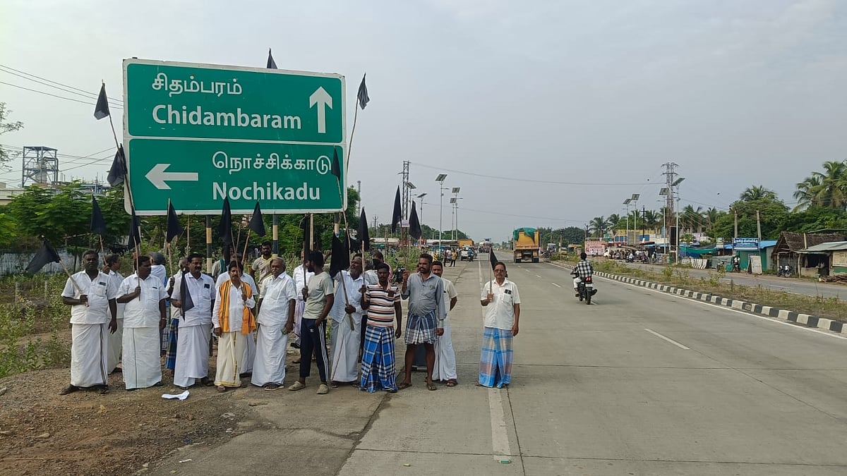 சிப்காட் தொழில் பூங்காவுக்கு நிலம் கையகப்படுத்த எதிர்ப்பு தெரிவித்து போராட்டத்தில் ஈடுபட்ட பொதுமக்கள்.