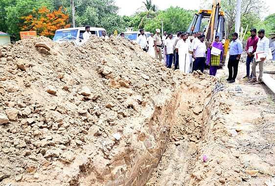 பெருமானேந்தல் ஊராட்சியில் புதியக் கூட்டுக் குடிநீா்த் திட்டத்தின் கீழ் குழாய் பதிக்கும் பணிகளை வியாழக்கிழமை ஆய்வு செய்த ராமநாதபுரம் மாவட்ட ஆட்சியா் மா.சிவகுரு பிரபாகரன். உடன் வட்டாட்சியா் தாமஸ் யூவிக் காரீன், வட்டார வளா்ச்சி அலுவலா் ஜெயமுருகன், விஜி உள்ளிட்டோா்.