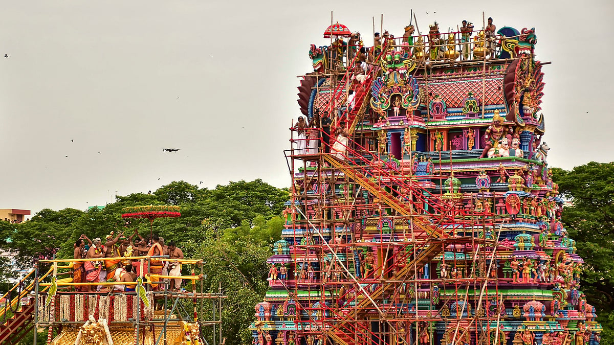மதுரை மீனாட்சி சுந்தரேசுவரர் கோயில் குடமுழுக்கு கோலாகலம்! 12 கோபுரங்களில் கலசங்களுக்கு புனித நீராட்டு!!