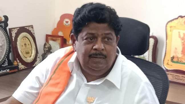 இளைஞா்கள் பொதுச் சேவையில் ஈடுபட வேண்டும்: கே.பி.ராமலிங்கம்