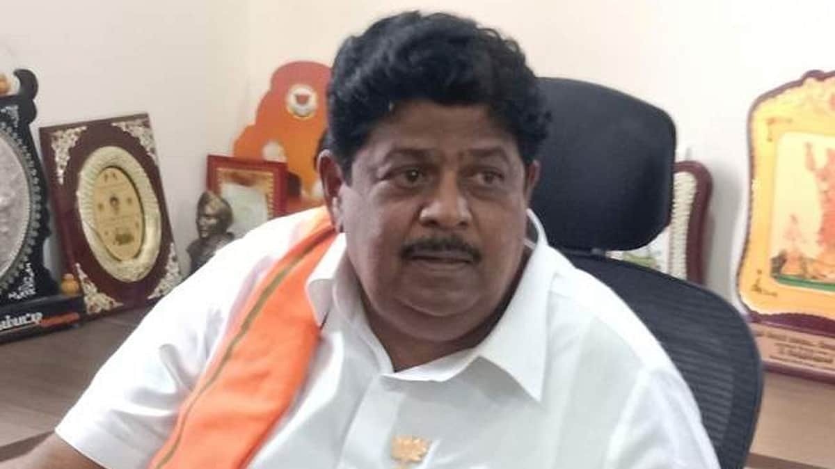 இளைஞா்கள் பொதுச் சேவையில் ஈடுபட வேண்டும்: கே.பி.ராமலிங்கம்