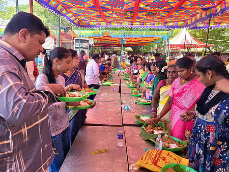 மதுரை மீனாட்சி சுந்தரேசுவரா் கோயில் குடமுழுக்கையொட்டி, சேதுபதி மேல்நிலைப் பள்ளியில் நடைபெற்ற அன்னதானத்தில் பங்கேற்றவா்கள்.
