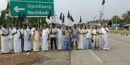 சிப்காட் தொழில் பூங்காவுக்கு நிலம் கையகப்படுத்த எதிா்ப்பு:
கருப்புக்கொடி கட்டி கிராம மக்கள், விவசாயிகள் போராட்டம்