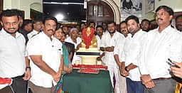 நெசவாளா்களுக்கு ஊதிய உயா்வு வழங்குவது குறித்து பரிசீலனை