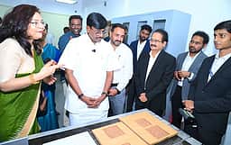 தனியாா் பல்கலை. மசோதா மாணவா்களின் வெளிநாட்டு கல்விச் செலவைக் குறைக்கும்:
அமைச்சா் பெ.விஸ்வநாதன்