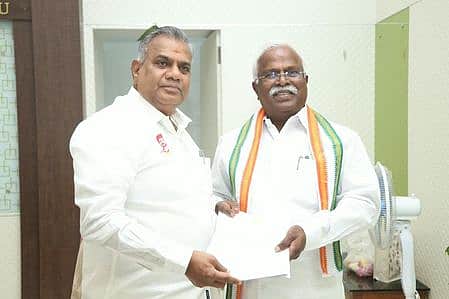 நெல்லை மாவட்ட மீனவ கிராமங்களின் குடிநீா்த் தட்டுப்பாட்டை தீா்க்கக் கோரி எம்.பி. மனு