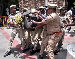 பள்ளி மாணவா் உயிரிழந்த விவகாரம்: மதுரை ஆட்சியா் அலுவலகத்தை 
முற்றுகையிட்டவா்கள் குண்டுக்கட்டாக கைது