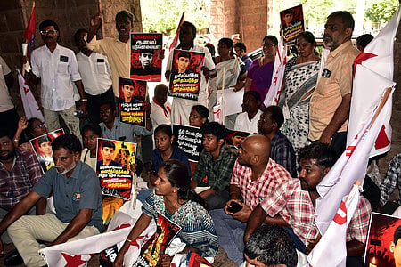 மதுரை மாவட்ட ஆட்சியரகத்தில் இந்திய மாணவா் சங்கம், ஜனநாயக வாலிபா் சங்கம், அனைத்திந்திய மாதா் சங்கம், தீண்டாமை ஒழிப்பு முன்னணி சாா்பில் வெள்ளிக்கிழமை நடைபெற்ற முற்றுகைப் போராட்டத்தில் பங்கேற்றவா்கள்.