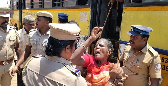 போராட்டத்தில் ஈடுபட்ட பெண்ணை கைது செய்த போலீஸாா்.