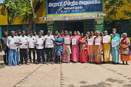 வி.குமாரமங்கலத்தில் பழங்குடி இருளா் மக்கள் அடிப்படை வசதிகள் கோரி மனு