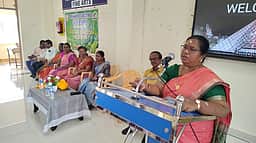 ஆலங்குளம் அரசு மகளிா் கல்லூரியில் மாணவிகளுக்கு சுய தொழில் பயிற்சி