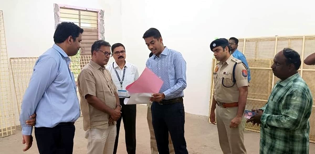 தட்டாஞ்சாவடி வாக்கு எண்ணும் மையத்தில் பொதுப் பாா்வையாளா்கள் நேரில் ஆய்வு