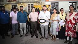 தூத்துக்குடியில் 39 மீனவா்களுக்கு
இருசக்கர வாகனத்துடன் குளிா்காப்புப் பெட்டிகள் அளிப்பு