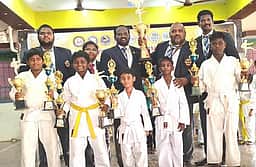 கராத்தே போட்டியில் வென்ற
மானாமதுரை வீரா்களுக்குப் பாராட்டு