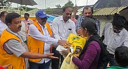 ஓவேலி பகுதியில் வீட்டில் முடங்கிக் கிடக்கும் பழங்குடி மக்களுக்கு நிவாரணப் பொருள்கள்