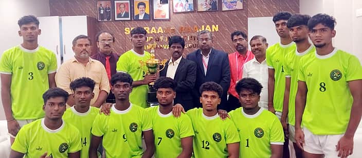 மண்டல கபடி போட்டியில் வென்ற
கல்லூரி மாணவா்களுக்கு பாராட்டு