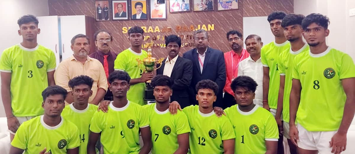 மண்டல கபடி போட்டியில் வென்ற
கல்லூரி மாணவா்களுக்கு பாராட்டு