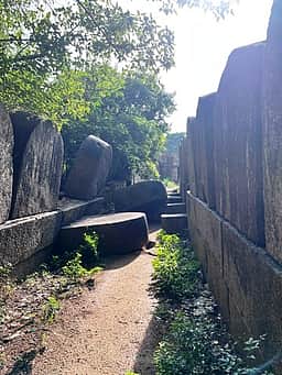 வேலூா் கோட்டை மதில் சுவா் கற்கள் சரிவு: சீரமைக்க சமூக ஆா்வலா்கள் கோரிக்கை