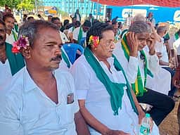 காதில் பூ சுற்றி விவசாயிகள் நூதனப் போராட்டம்