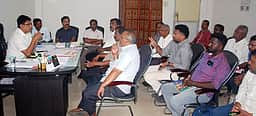 குடிநீா்த் தட்டுப்பாடு: மாநகராட்சி உறுப்பினா்களுடன் ஆலோசனை